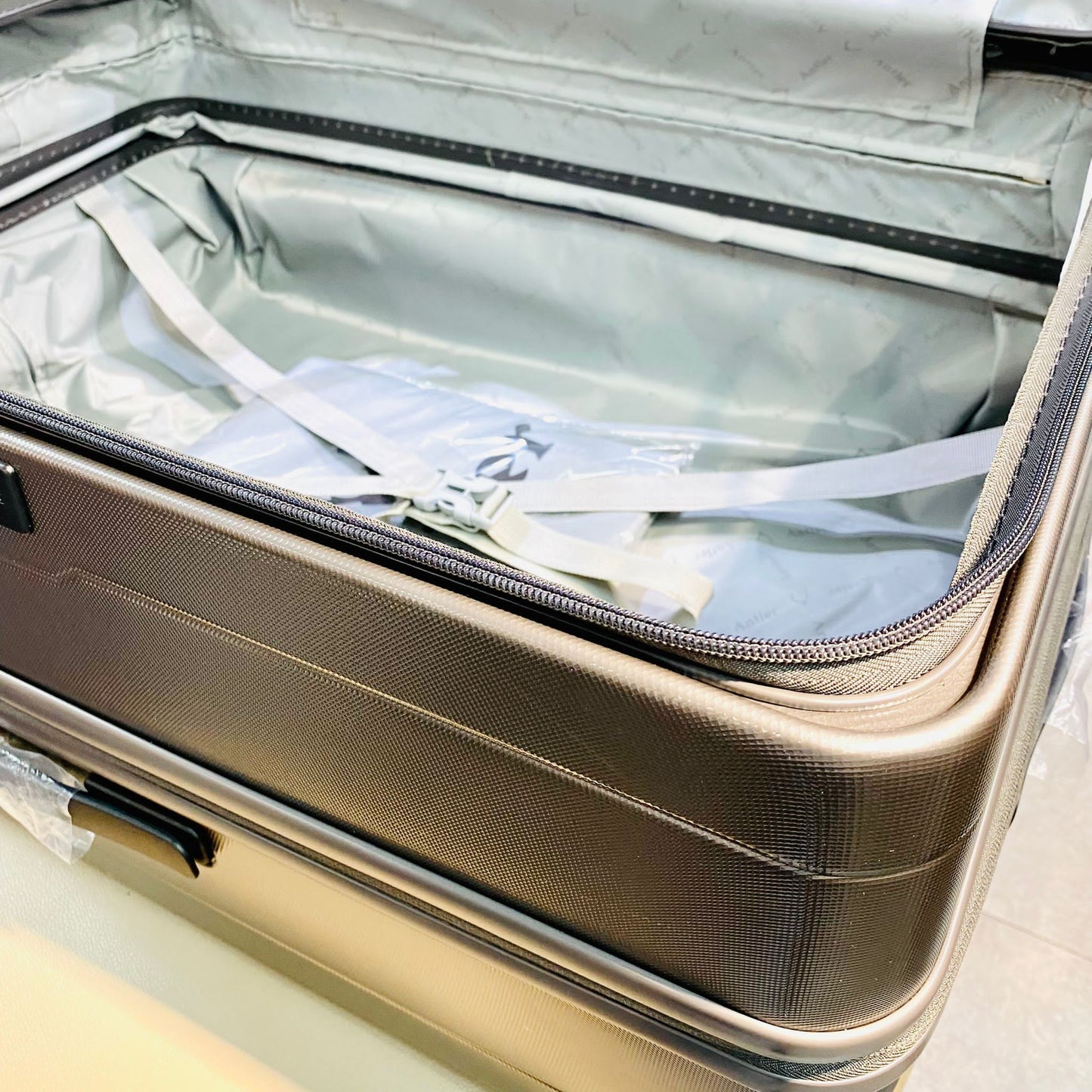 Antler Truro 28吋最新前開蓋行李箱